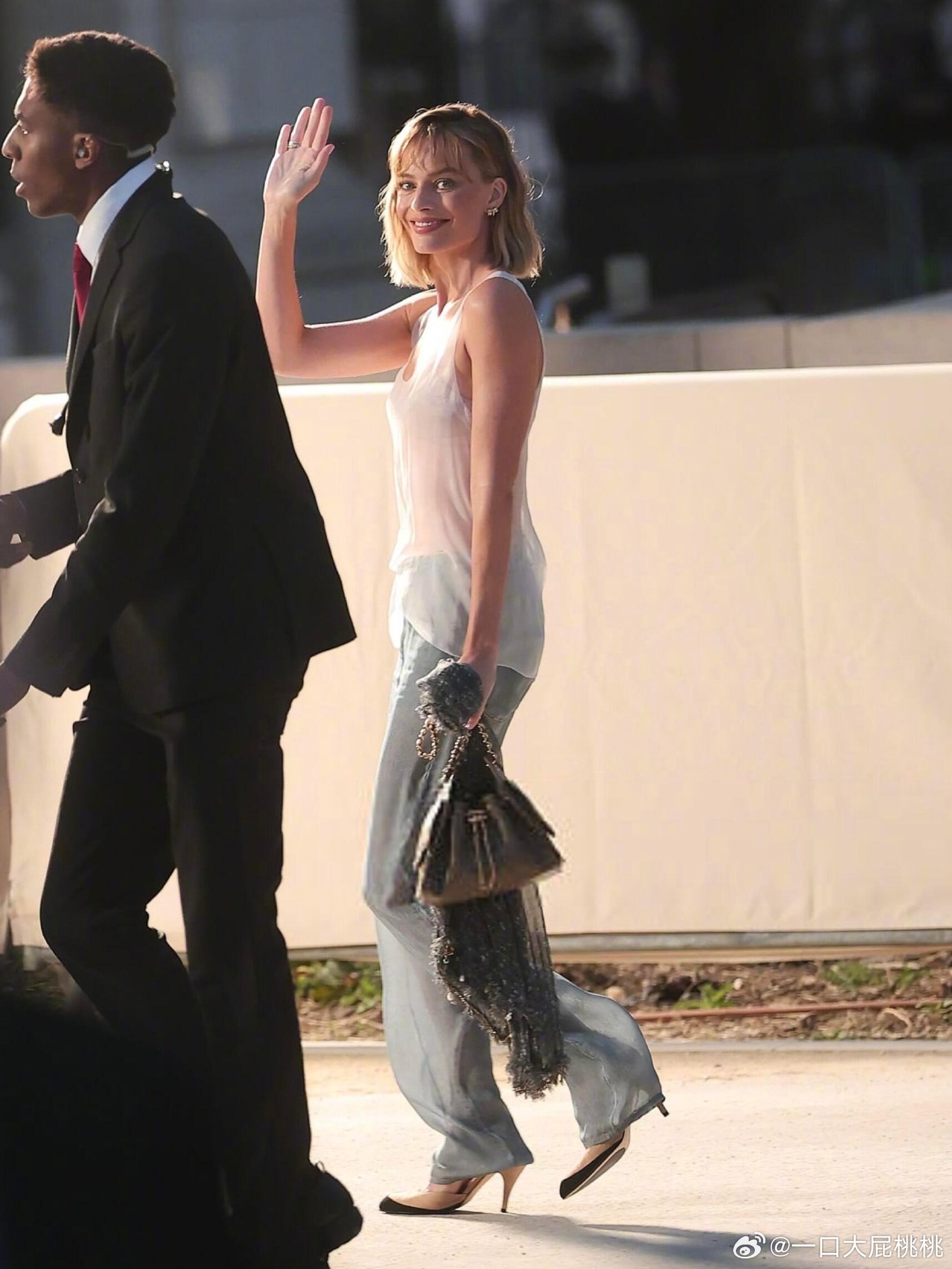 罗比穿着 Matthieu Blazy 首季 CHANEL 高定，透感无袖上衣配