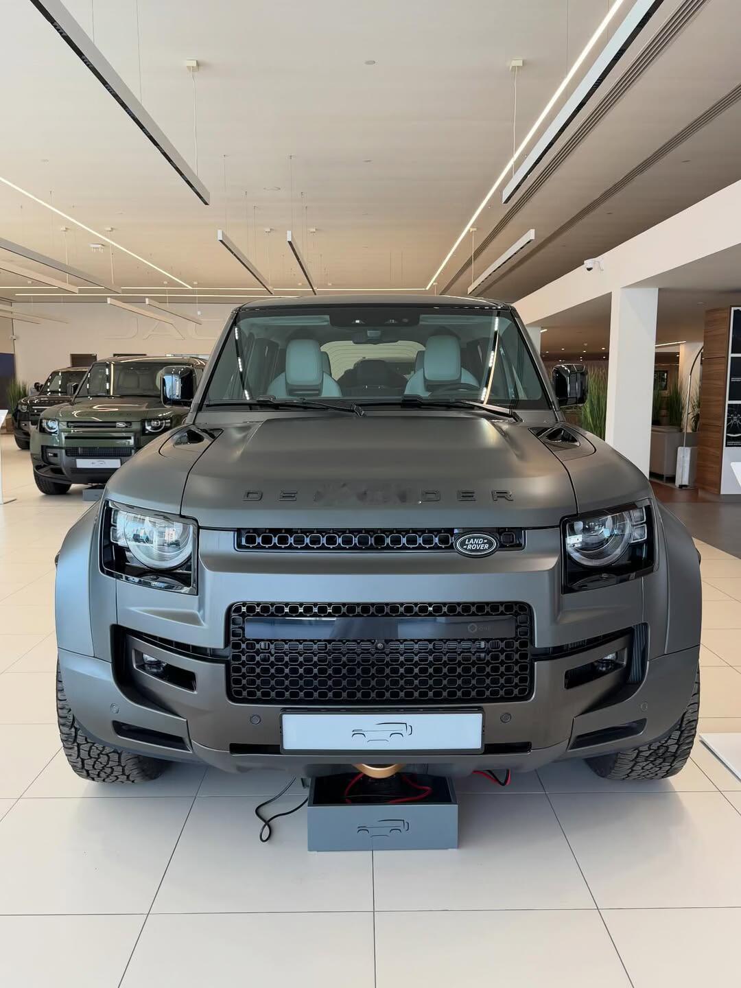 作为路虎卫士品牌极尽登峰之作，路虎卫士OCTA，这款有史以来最强悍、最全能、最奢