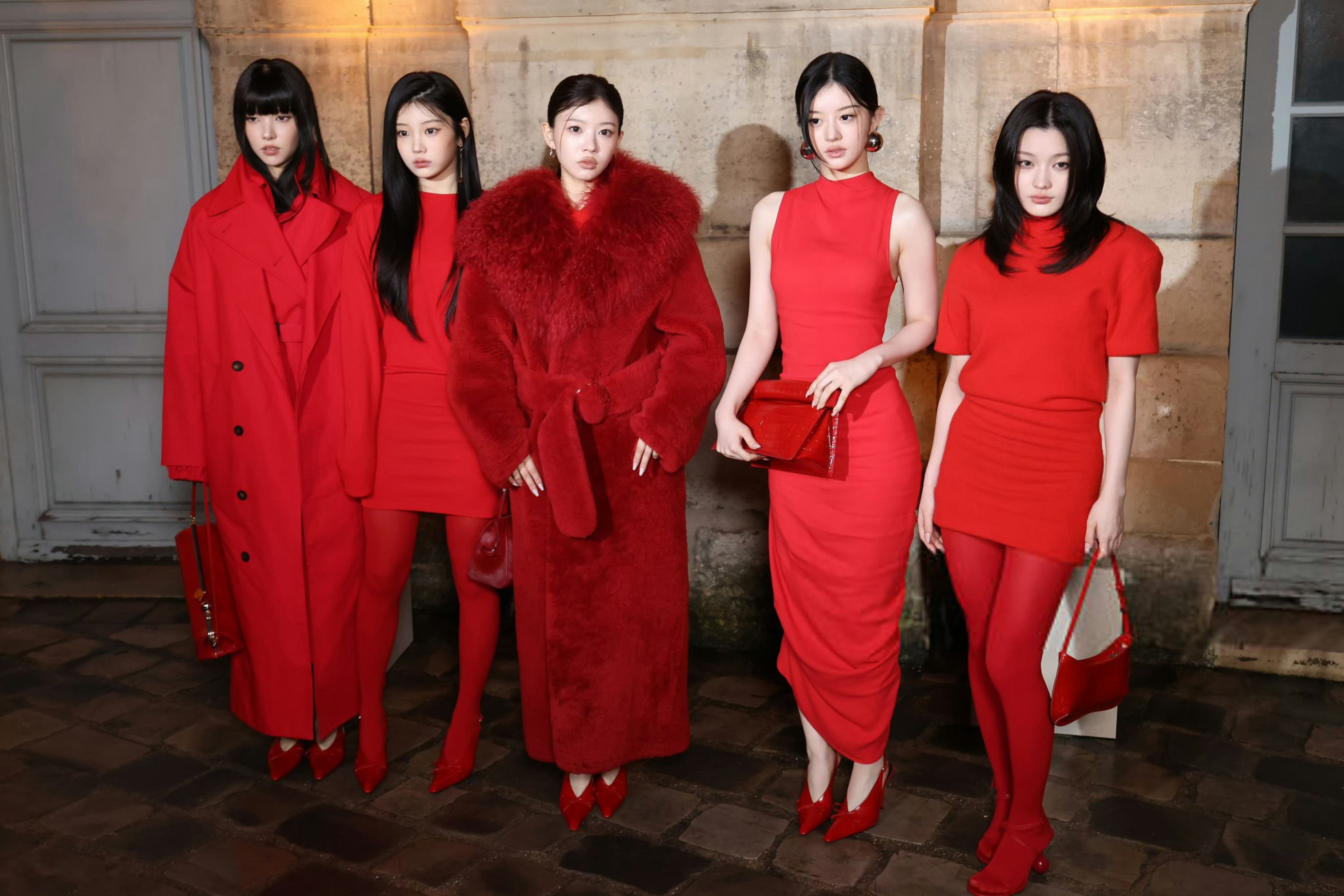 Illit亮相巴黎时装周造型 怎么样Jacquemus 2026秋冬时装秀 