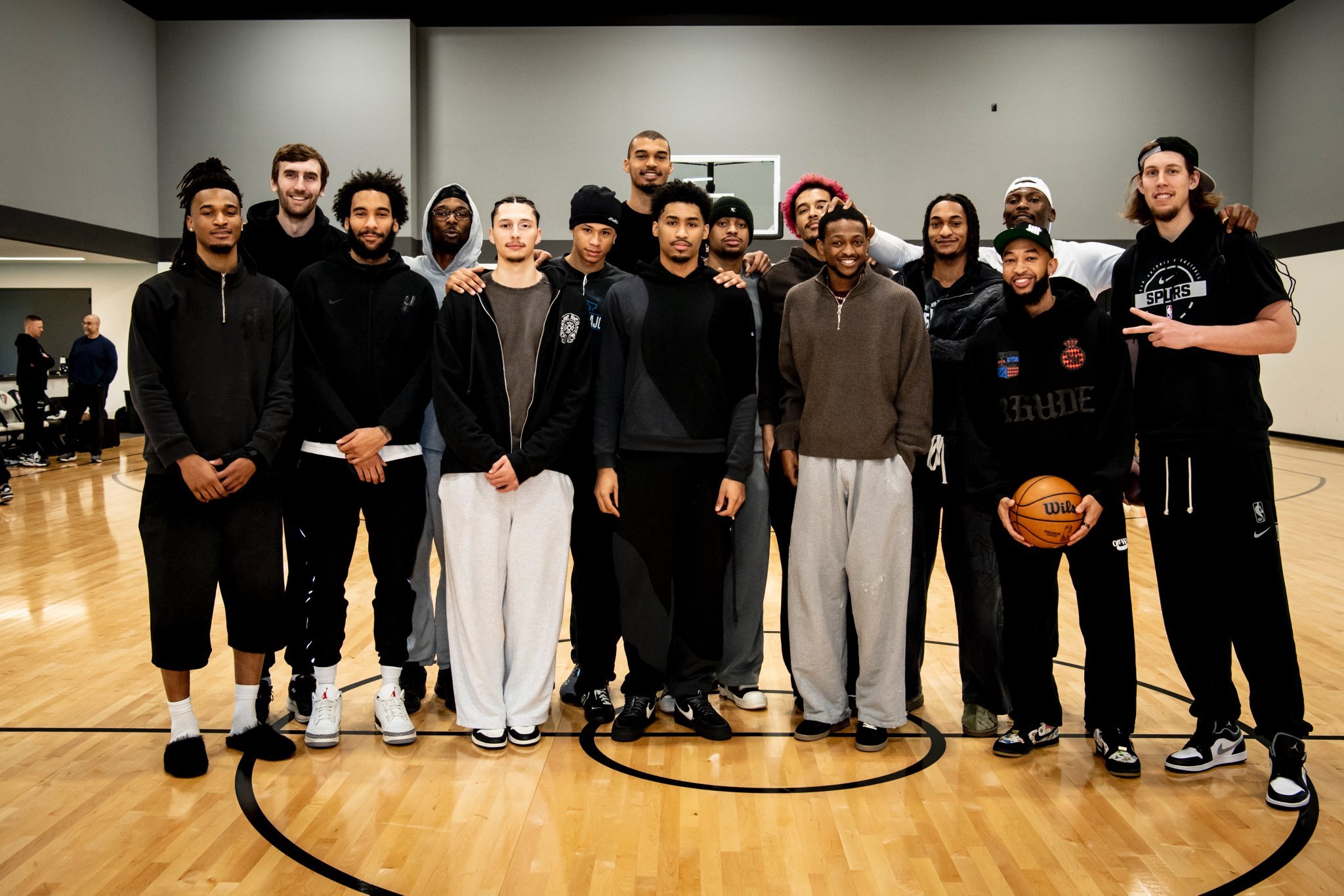 福克斯邀请全队到他休斯顿家中的健身房超话创作官 ｜篮球年末狂欢季 ｜圣安东尼奥马