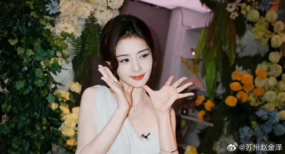 1、优酷出品的双女主悬疑剧《长夜难明》，女主在谈白鹿。2、电影《蜂蜜的针》女主目