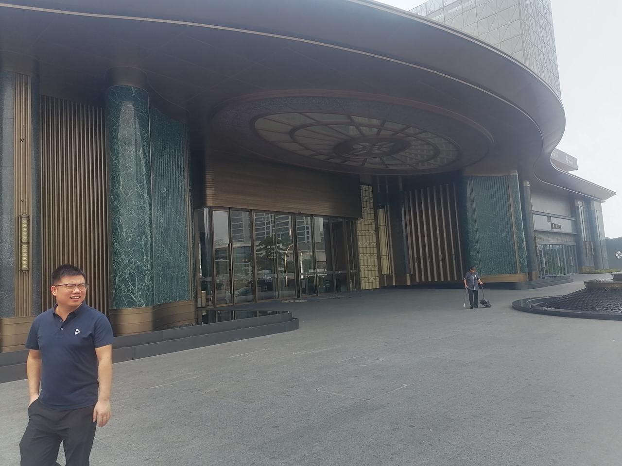 大家好，我是水电工星仔，目前人在长沙，改行做了房产中介，今天是第四天。
两个职业