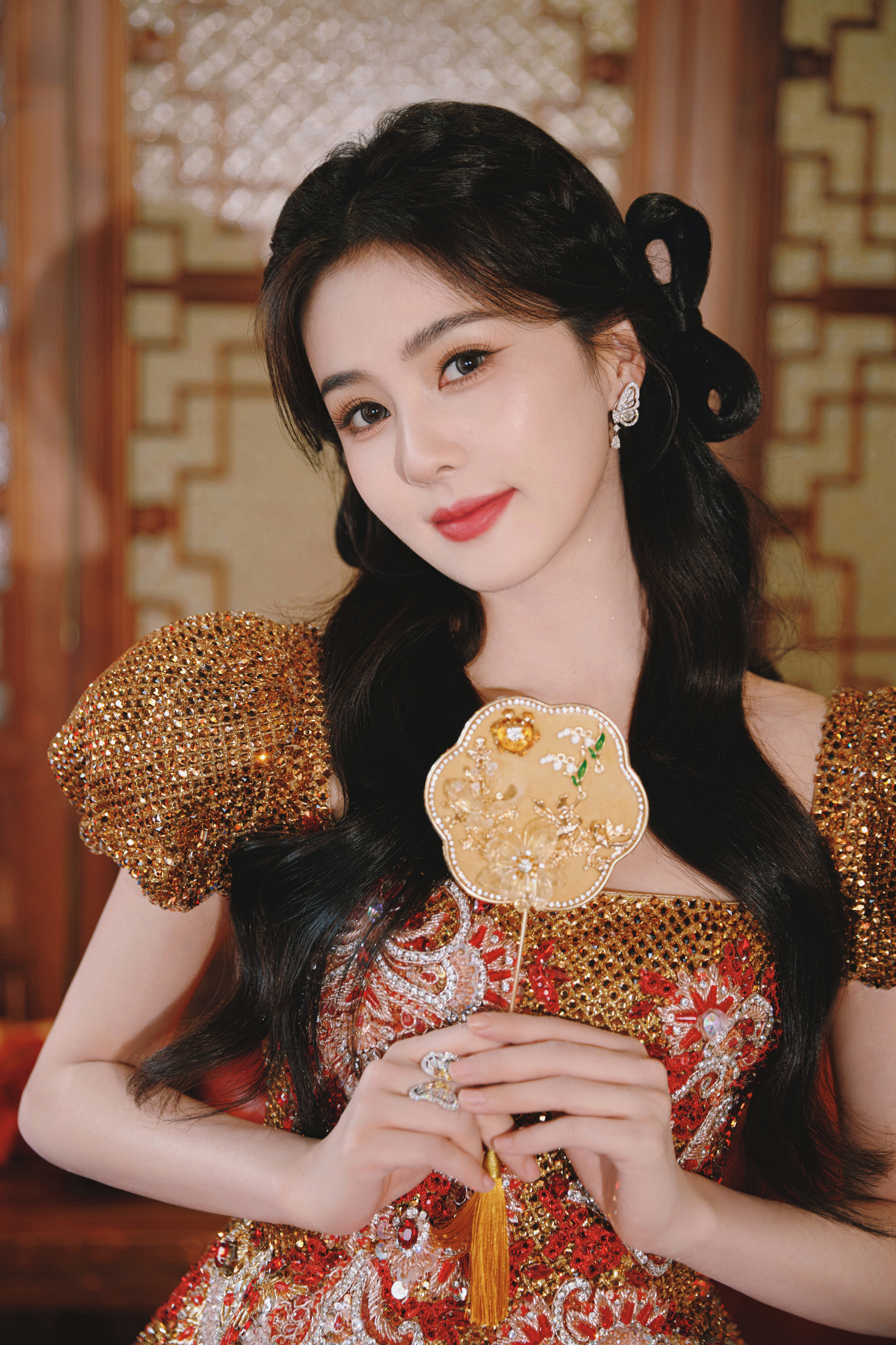 白鹿丁禹兮等8人合唱白鹿春晚舞台定妆照出图，这种端庄明艳的大美女就应该年年上国民