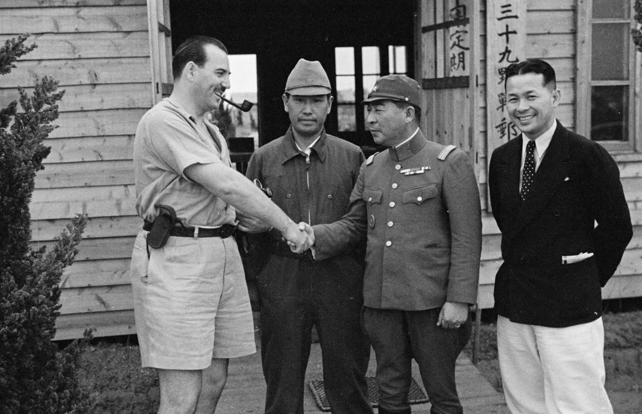 1938年跟侵华日军笑着握手的美国记者，转头就把日军暴行全传回了西方。这人是《纽