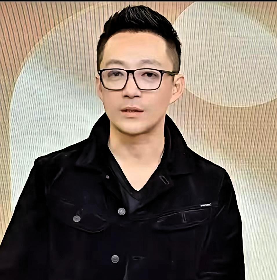 妈不来了，他没了主心骨，大家都在看。
张兰说她不去了，她儿子的满月宴，在台北那边