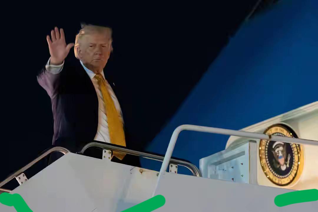 当地时间1月4日，美国总统特朗普在搭乘“空军一号”专机从佛罗里达州返回华盛顿途中