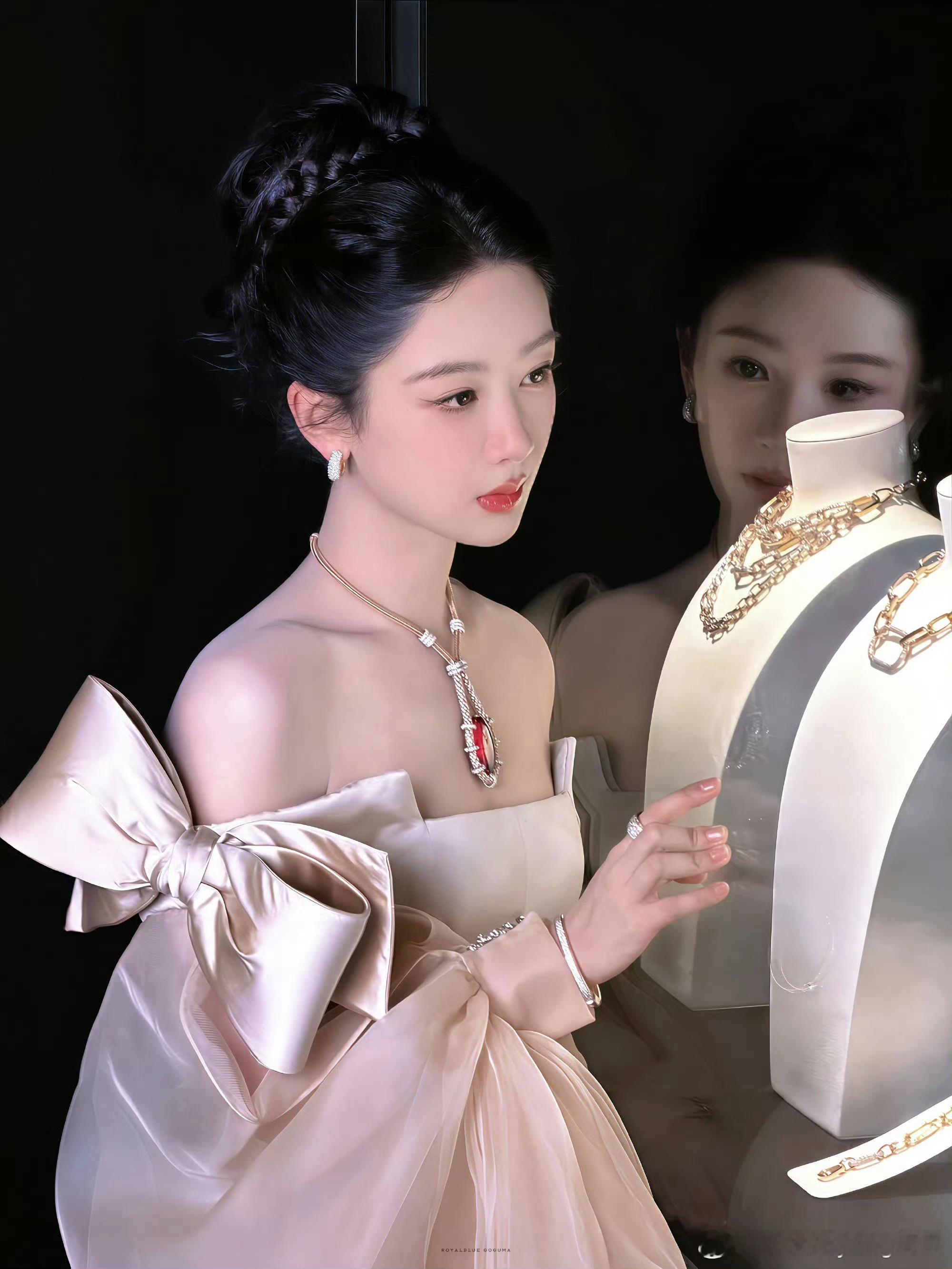 杨紫杨紫宝曼兰朵红宝石杨紫  东方女性，美丽大方，高贵典雅，杨紫，全方位优秀！ 