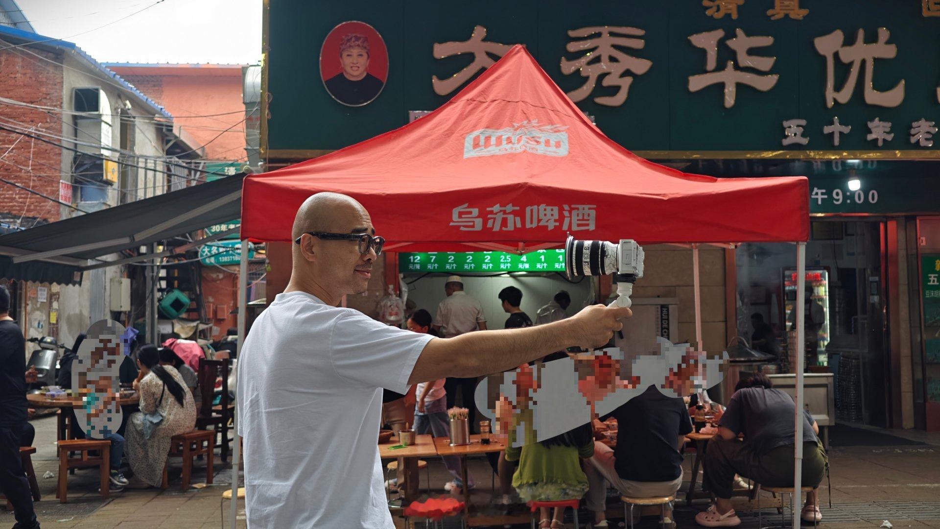 时代变化1:10年前，我们在路边拍节目经常被围观。总有老乡问：拍广告呢？拍电影呢