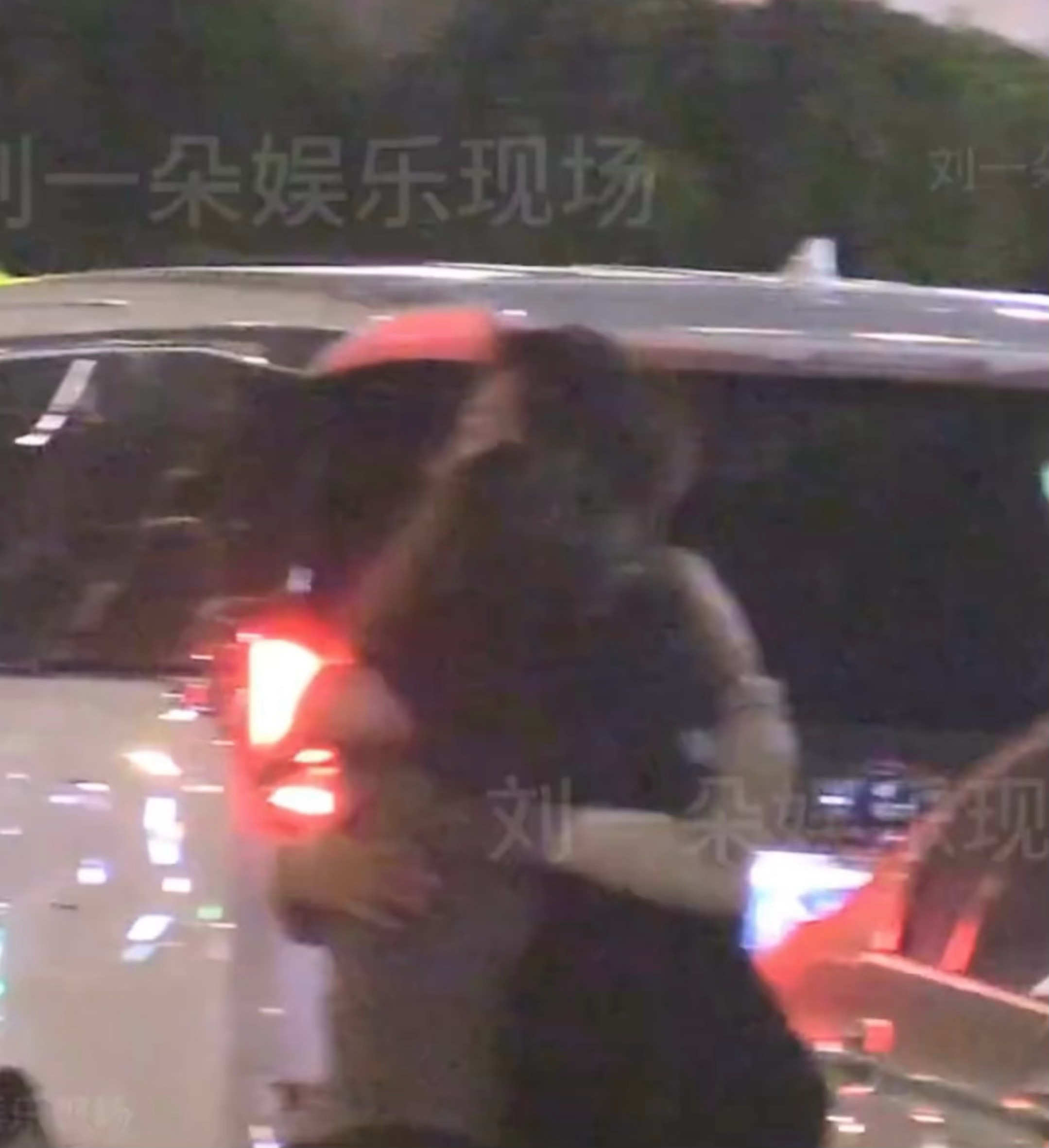彭小苒男友是黑衣男还是白衣男 还真是，两个感觉都像她男朋友彭小苒承认恋情