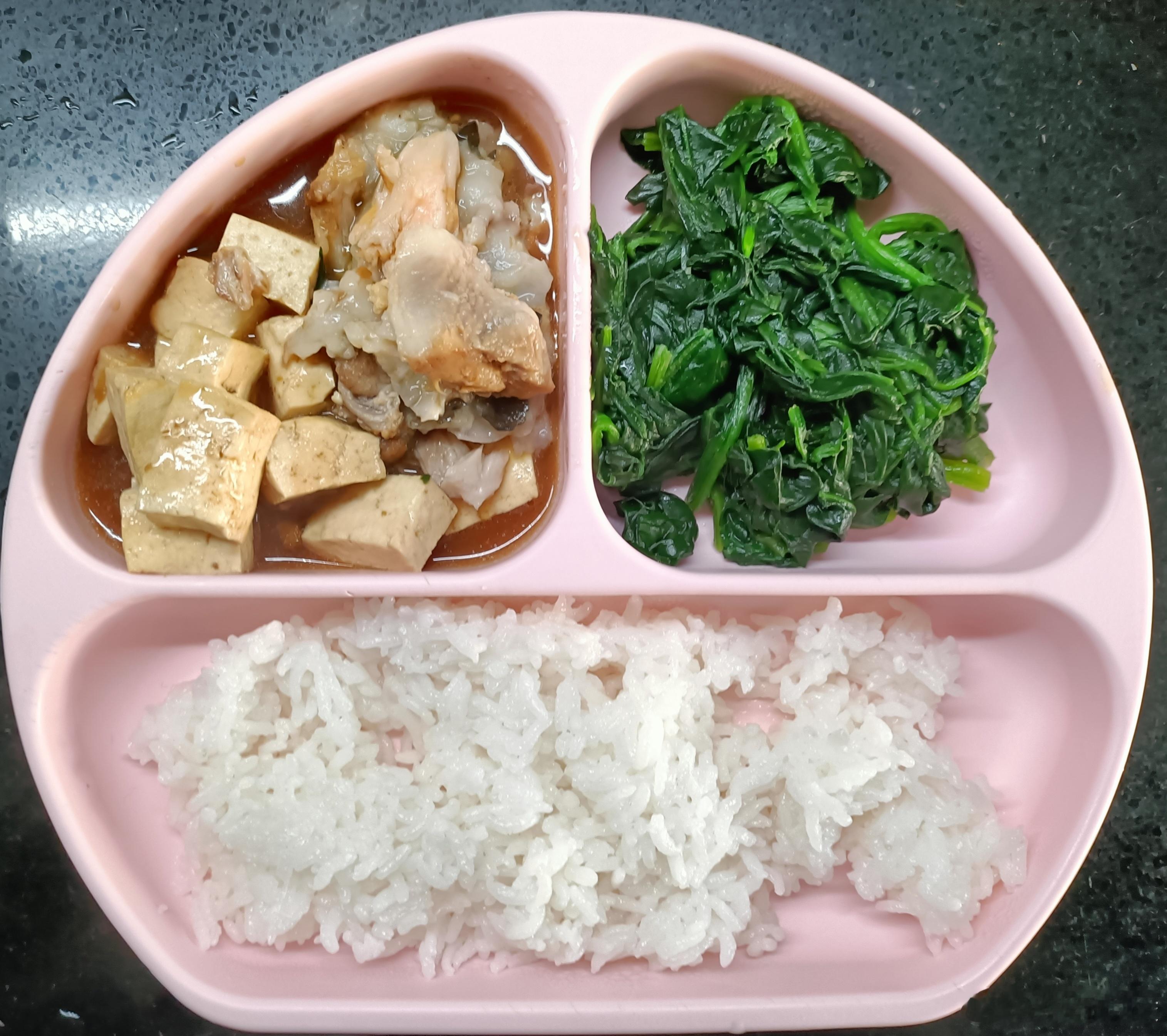 #糖糖的饭饭##科学育儿营养护航# 昨天午餐：米饭，三文鱼头炖豆腐，素炒菠菜；晚