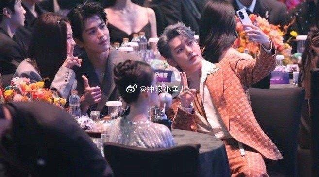 虞书欣张凌赫邓为一起自拍，三个人私底下玩得很好，活动又同桌，当然要合影发朋友圈了