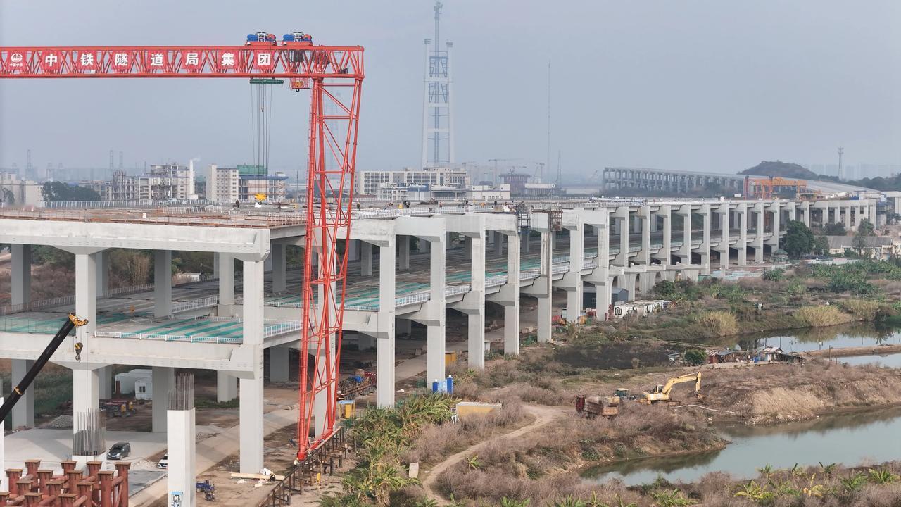 珠三角超级工程，正在建设的狮子洋双层通道，预计2028年完工。16车道上层高速、