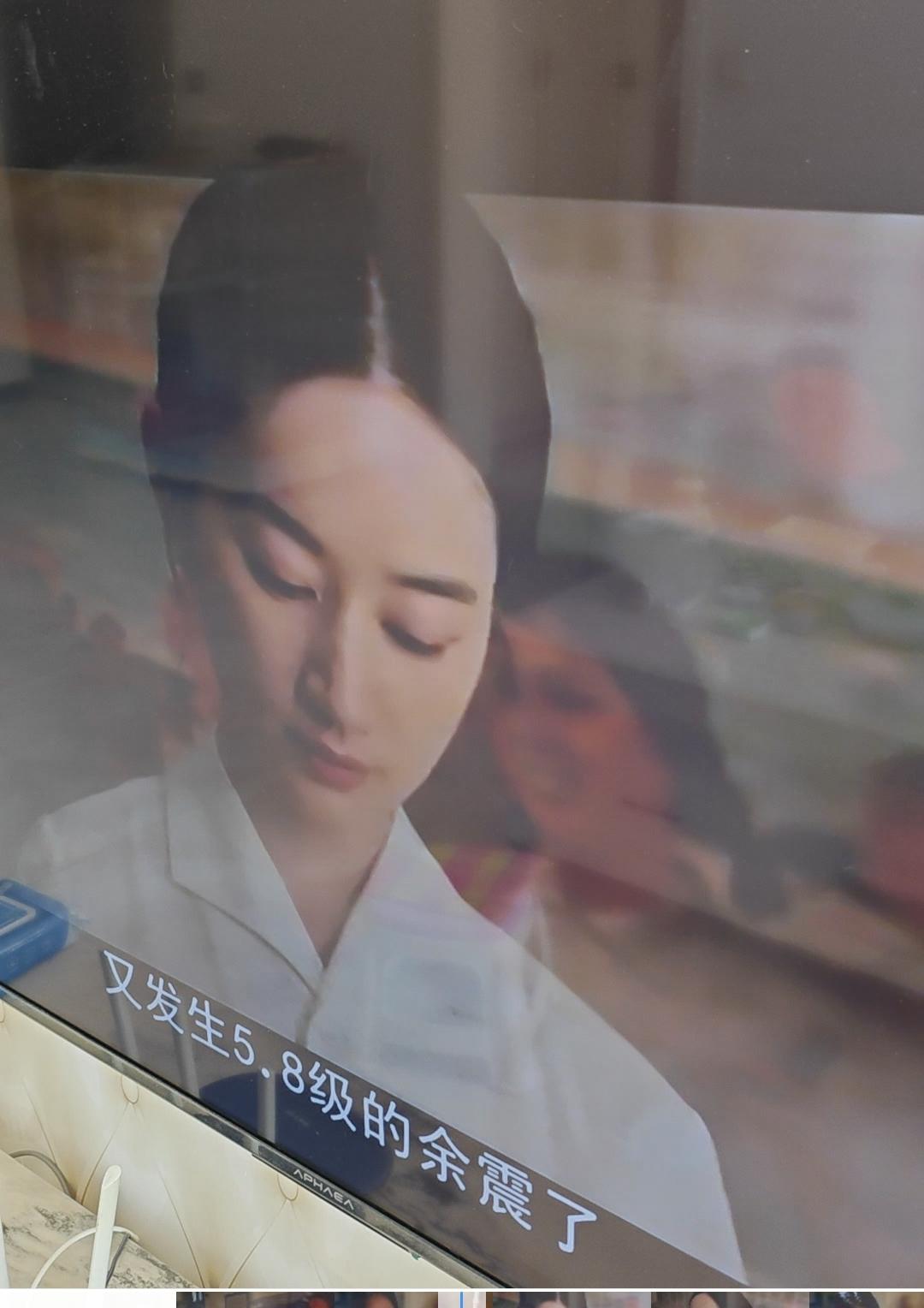 电视剧“纯真年代的爱情”片段，弟弟和爱人都去抗震救灾了，震区又发生5.8级余震，