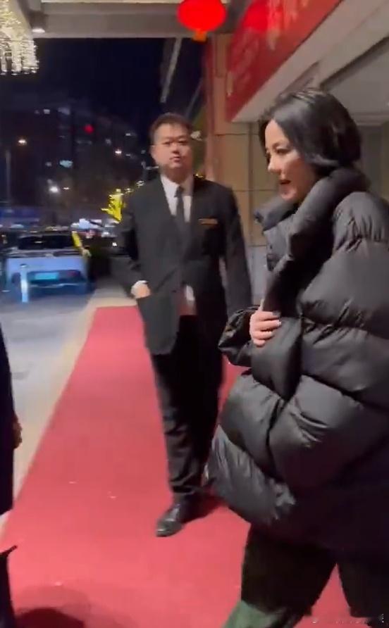 终于不是捂着严严实实了，王菲现身蛇年春晚彩排现场，这是板上钉钉要开嗓了。可以期待