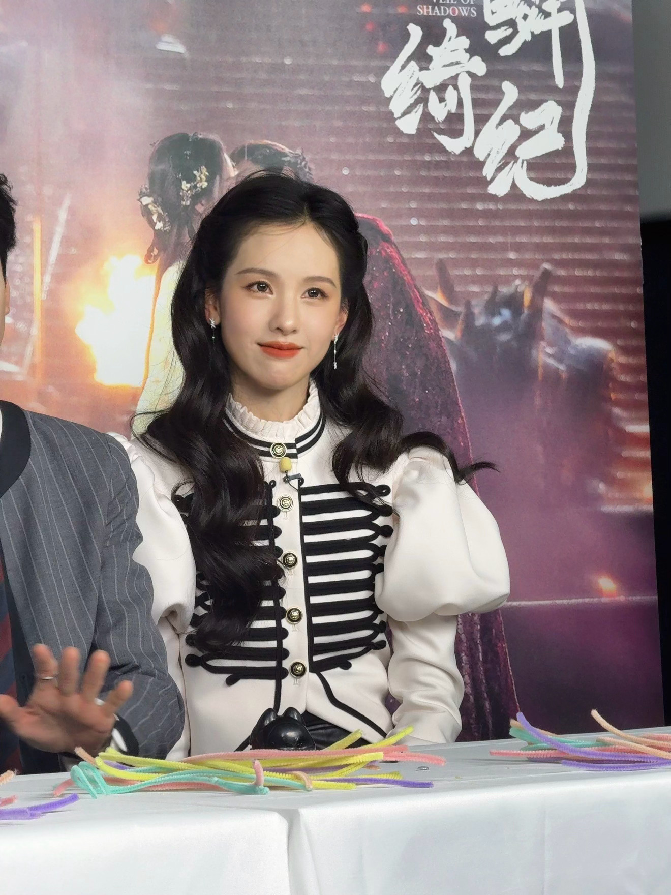 陈都灵骑士装骑士精神与浪漫风骨并存✨陈都灵穿上这身战袍，仿佛看到了雾妄言在江湖中