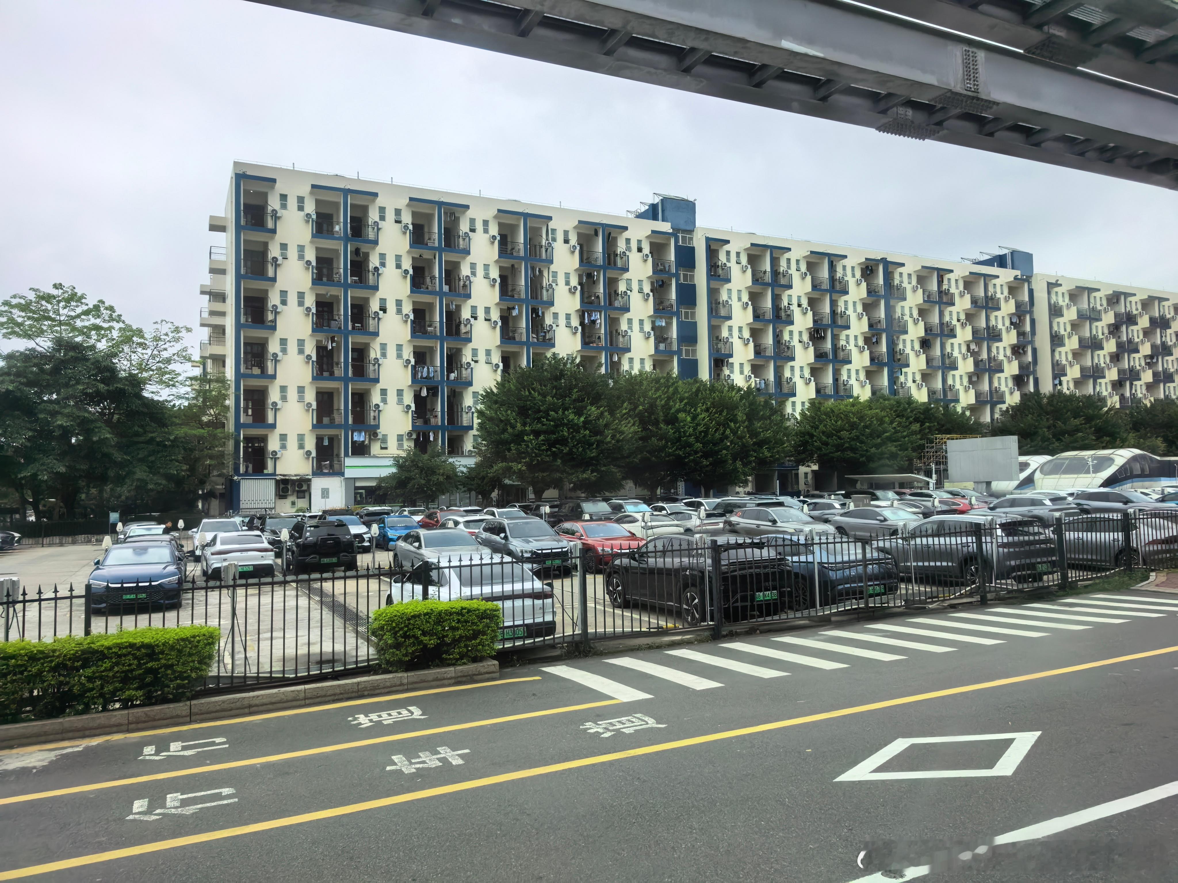 还真没兜到过迪子宿舍区，配置不错，拥车率也挺高，更不用说出门还有云巴，看着蛮不错