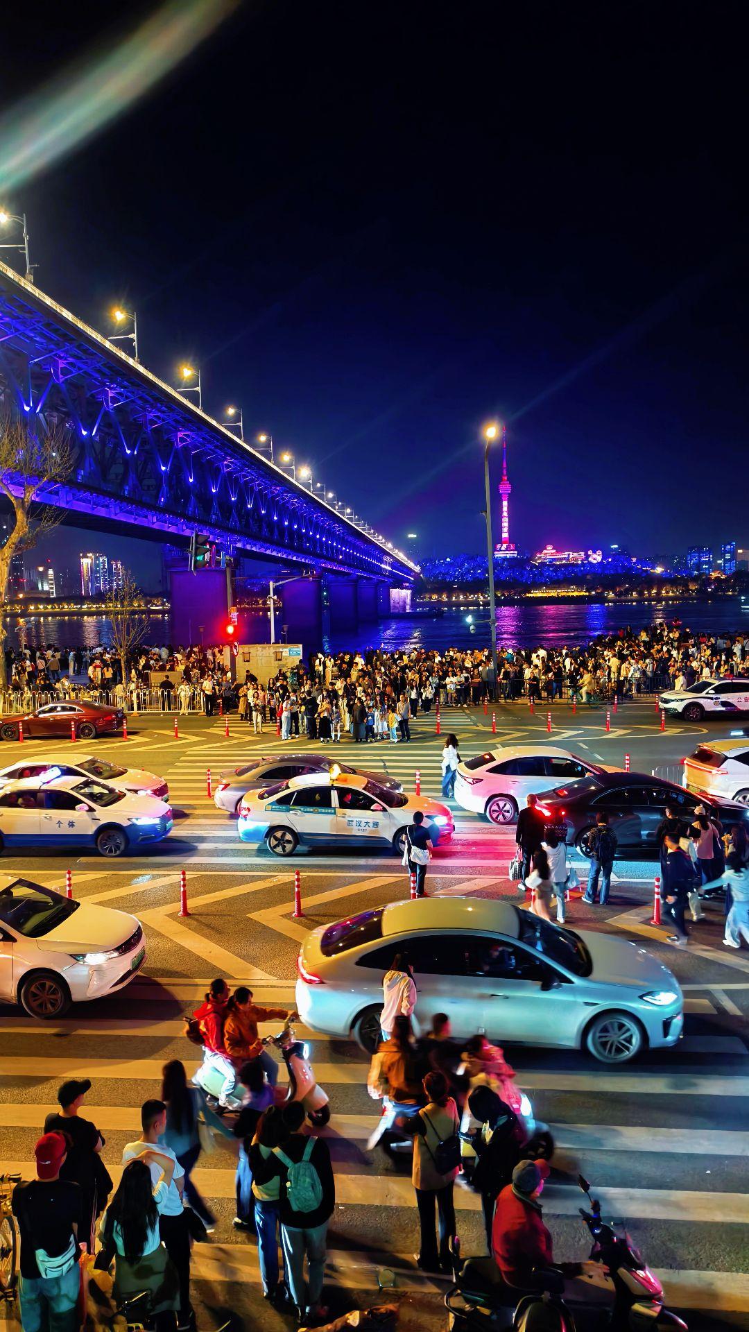 有工作的地方没有家， 有家的地方没有工作。 他乡容纳不下灵魂， 故乡安...