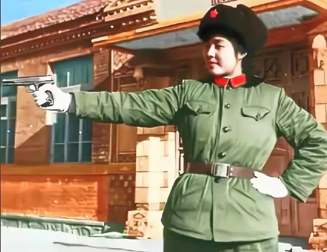 80年代，一个英姿飒爽的女兵手拿五四式手枪的留影。
这个女兵容貌清秀，身姿挺拔，