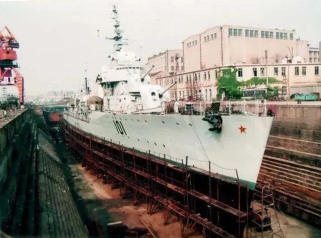 好图就要分享！海军初代四大金刚舰之一101，在船厂内做中期保养。刮船底是传统手艺