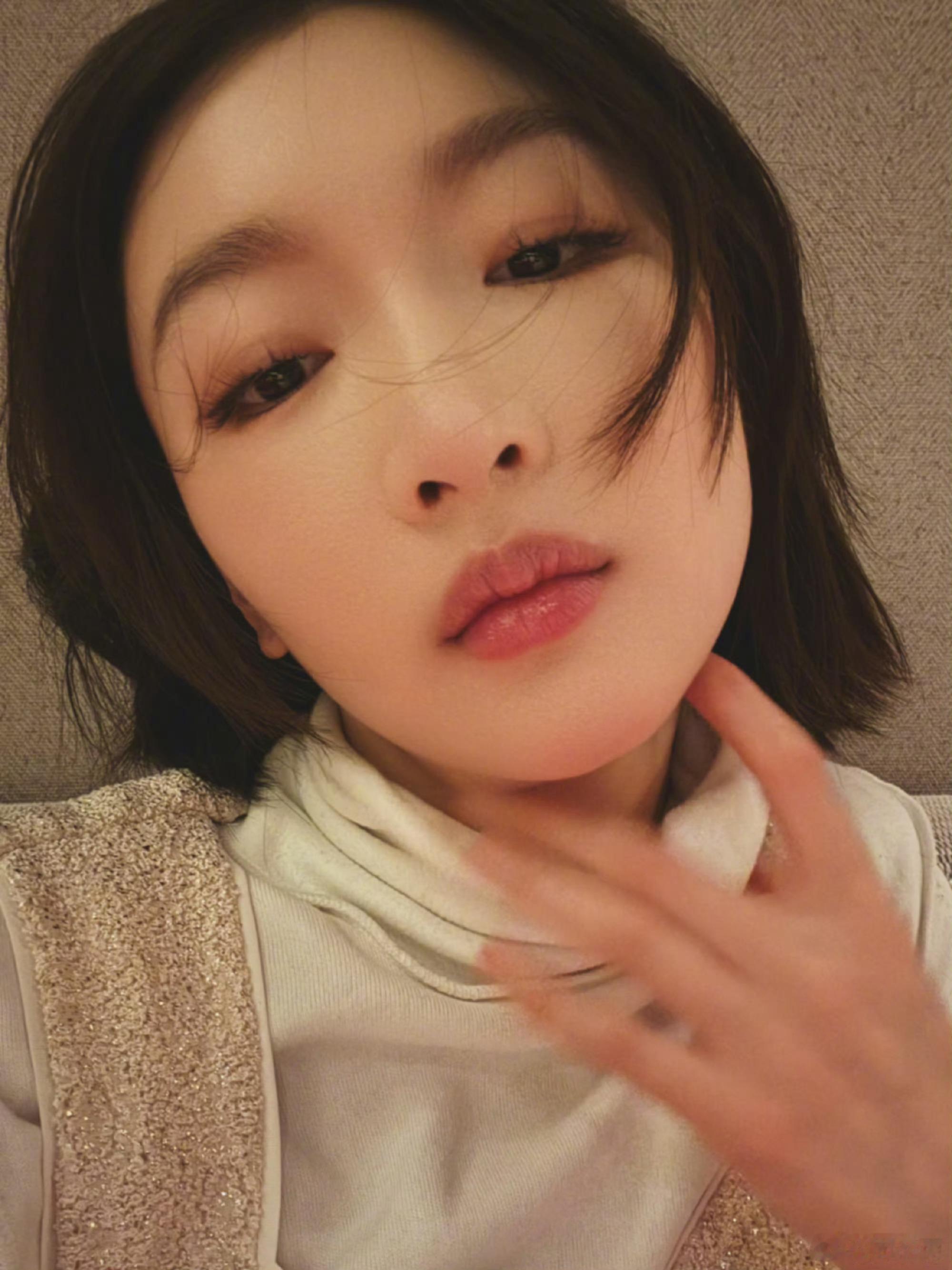 周冬雨的一组搞笑自拍 哈哈哈哈哈哈，都来查收~ 