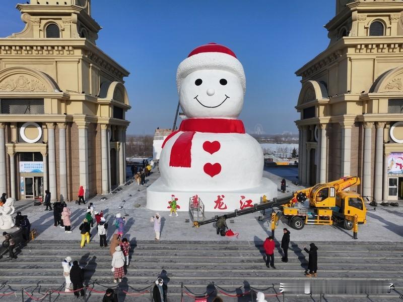 哈尔滨的“大雪人”又开工了 哈尔滨的“大雪人”又双叒开工啦！12 月 4 日，道