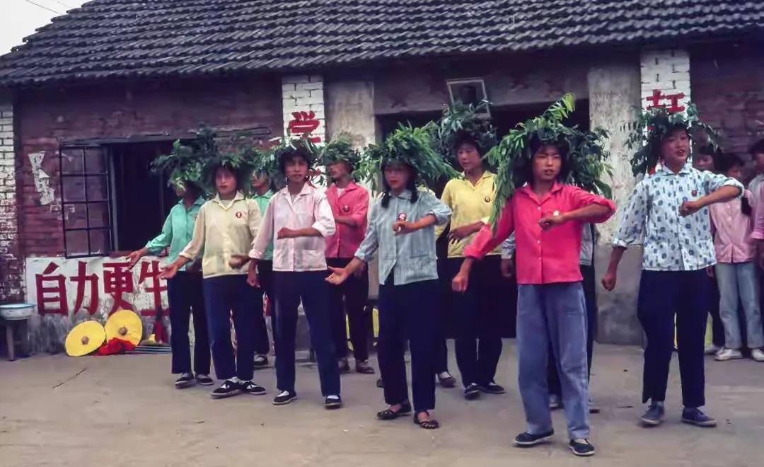 15: 知青之歌
槐花树下 

1975年谷雨那天，我背着知青点发的手风琴，第一