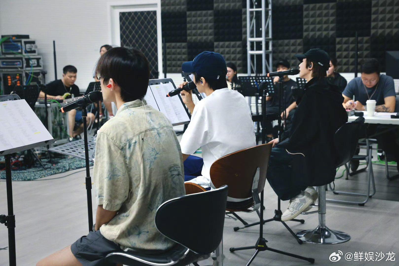 最纯爱的那年TFBOYS浴缸上唱好想你  不允许还有人没考古到！TFBOYS 围