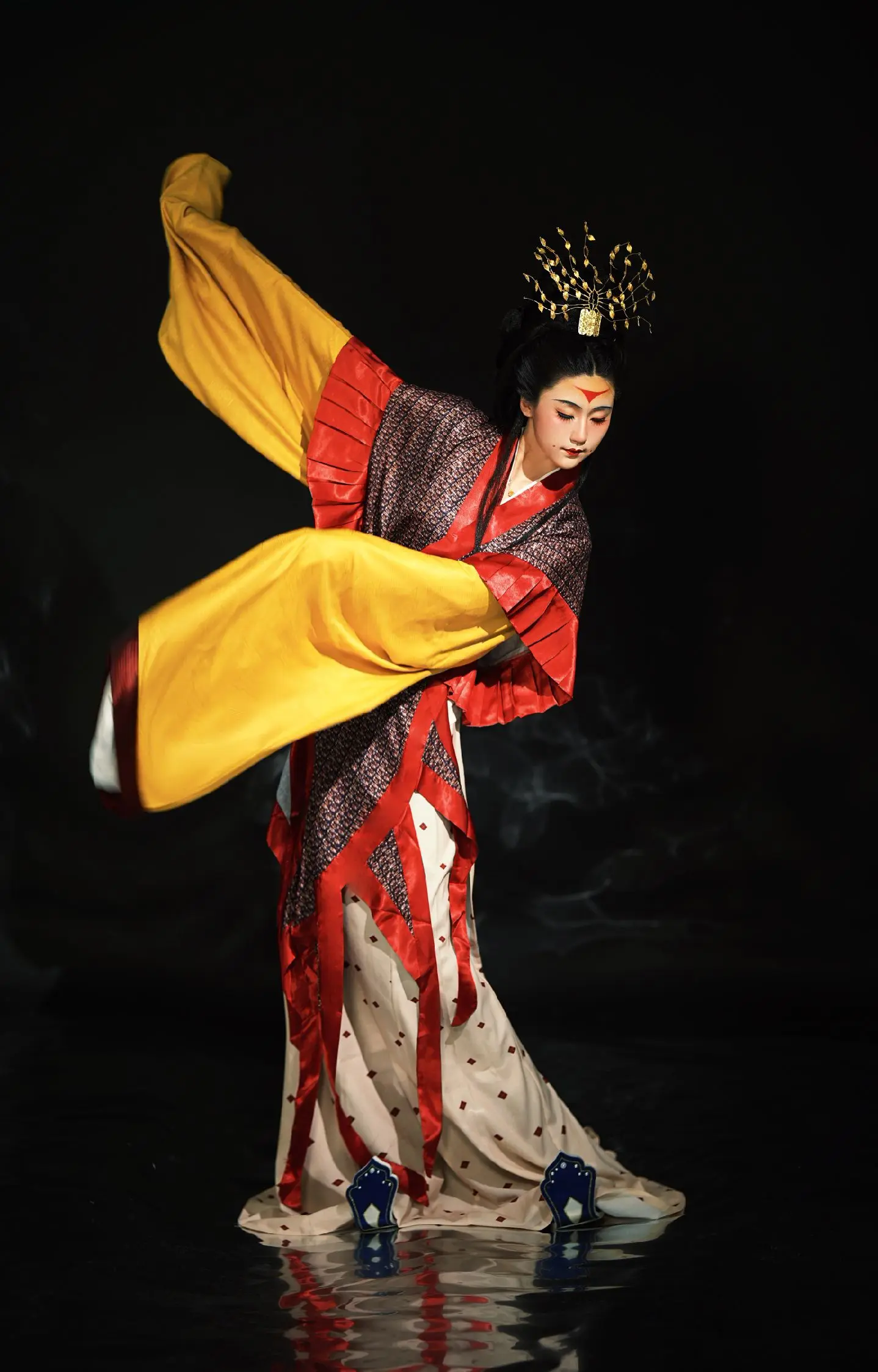 如瑶林琼树.”魏晋风流.
仿晋文物花树状金步摇（现藏辽博.）：源手作源手作 
拍摄/造型/后勤: 小周小周📷📷 
 复原汉服