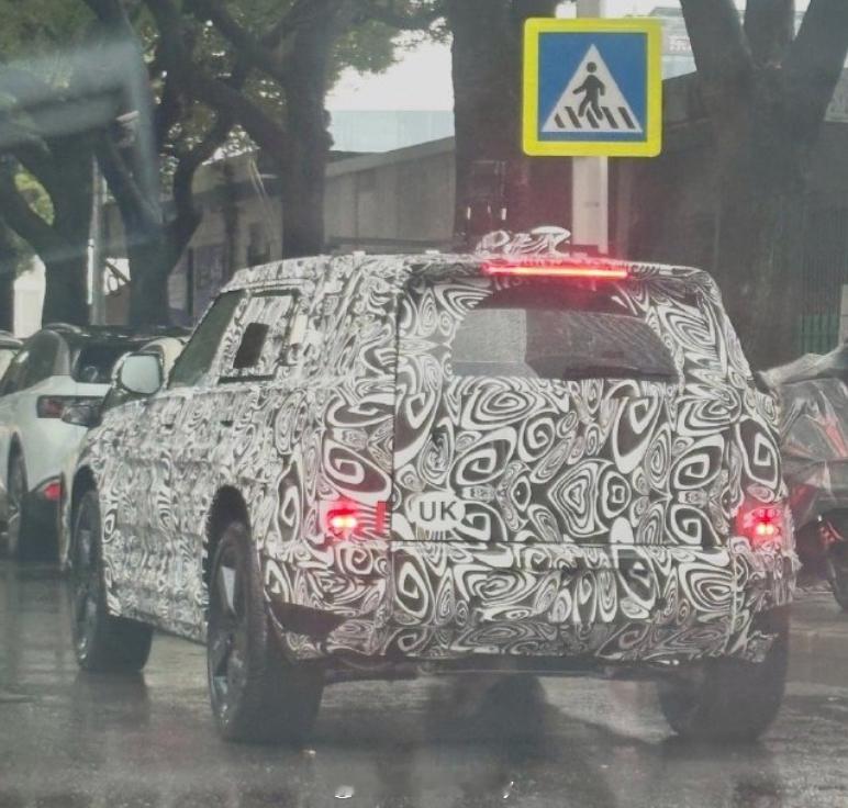 继卫士火了之后路虎接下来看来要带来一个小卫士TA的关系现在网传就是奔驰的小G此前