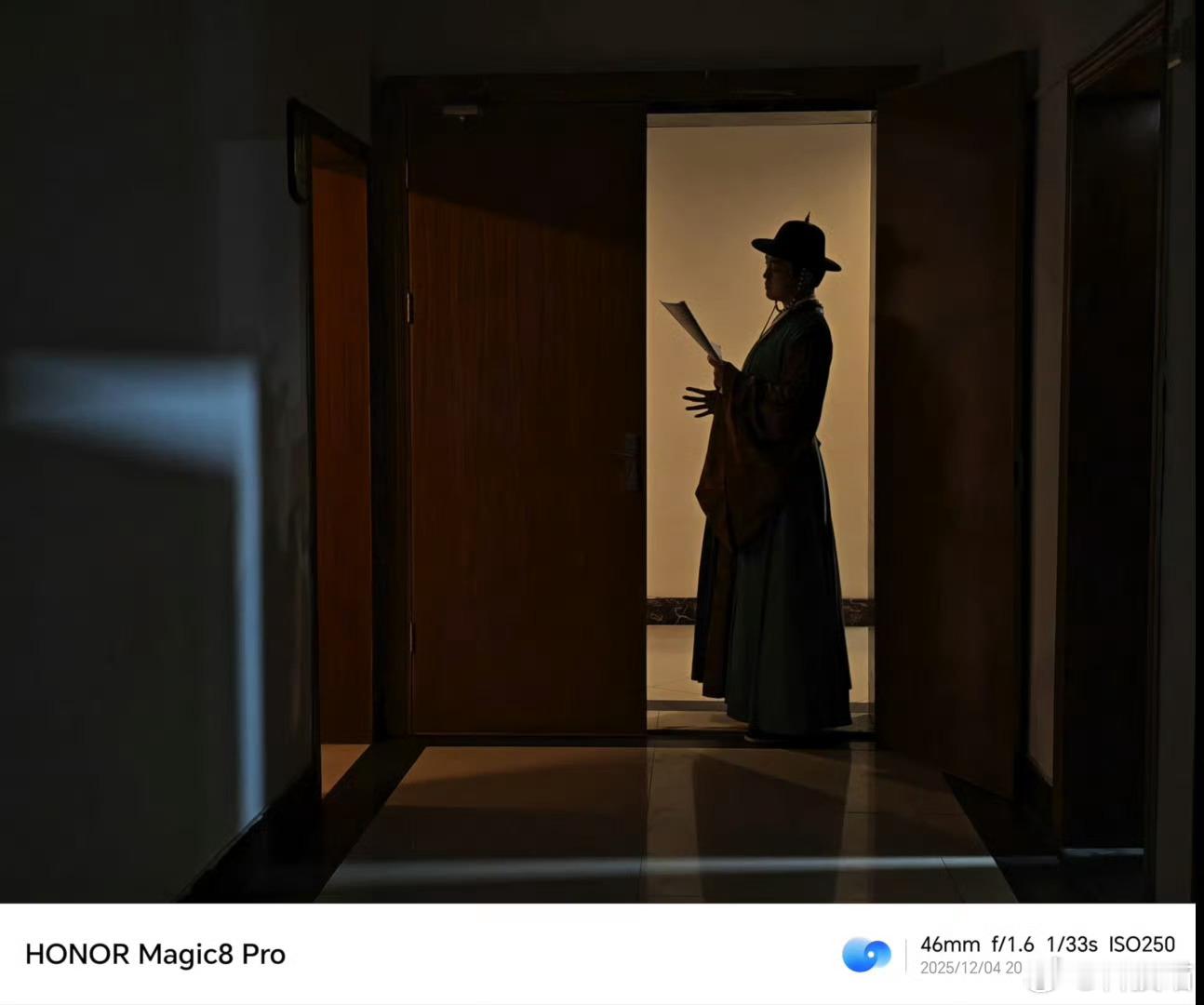 2025年即将结束，荣耀联合三联生活周刊制作了一支视频，主题是《在自己的时区发光