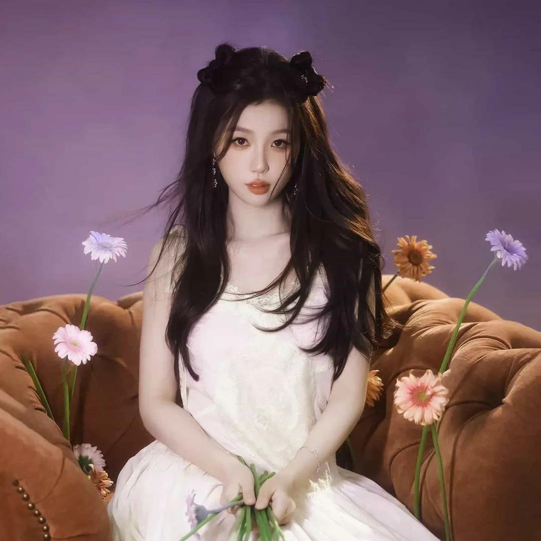 梦幻少女，仙气飘飘，花海中的精灵