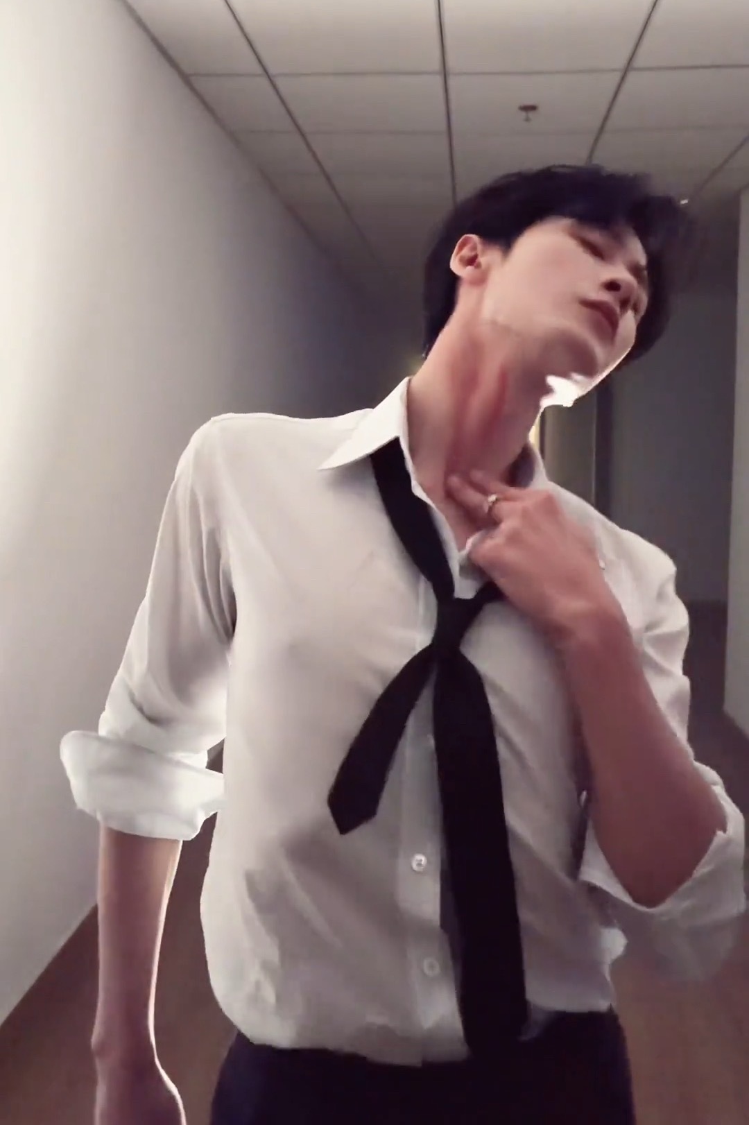 录了多少遍啊老公，脖子上都红了 等等，是口红此男太会了…