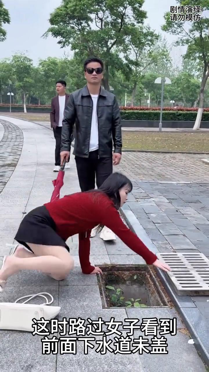 女子看到盲人前面有个未盖下水道，下一秒她的做法太善良了。
一名盲人正在走路时，这