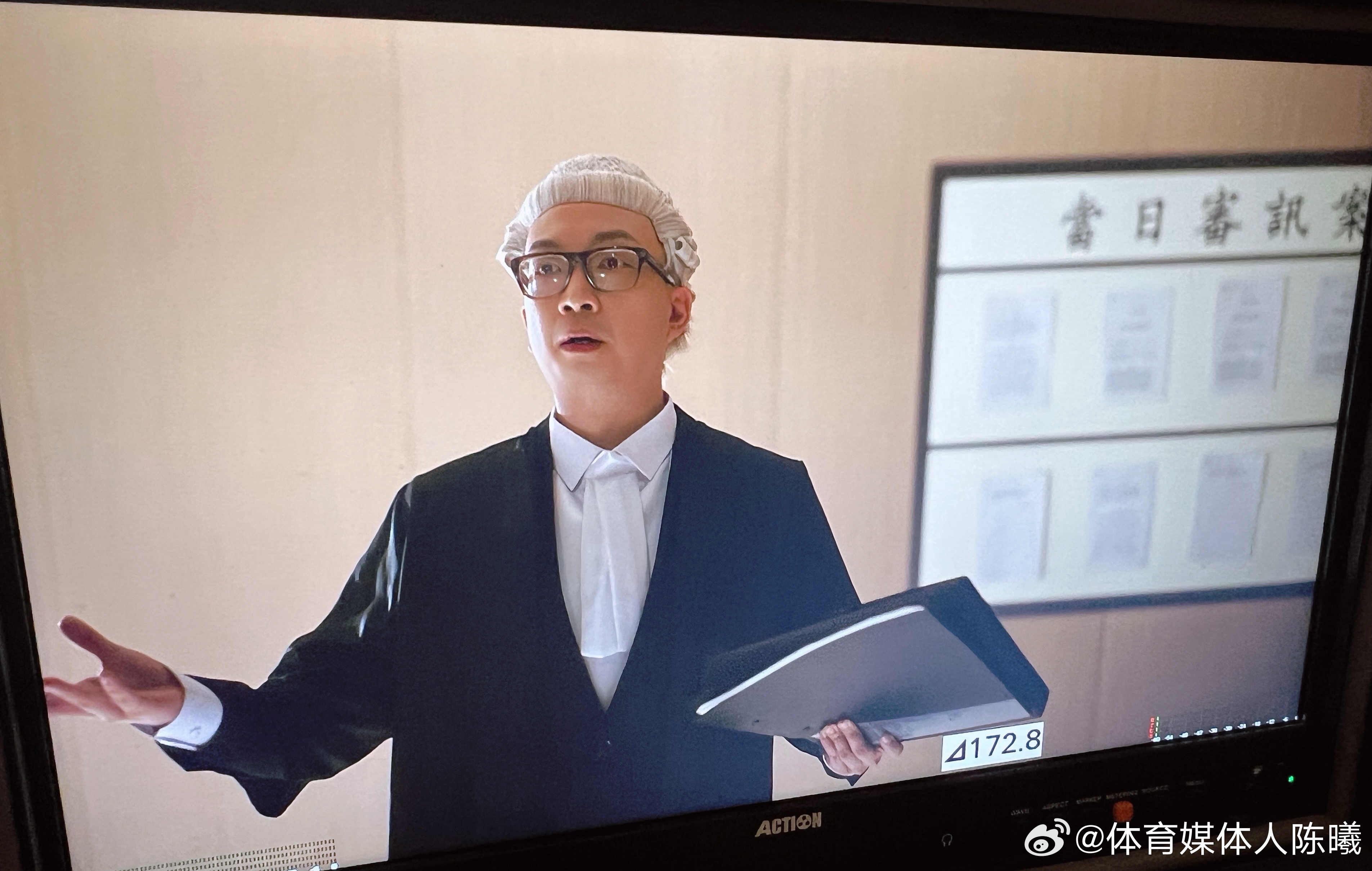 休赛期客串本台制作《湾区律师》打输官司，无奈摊手，这动作我很熟