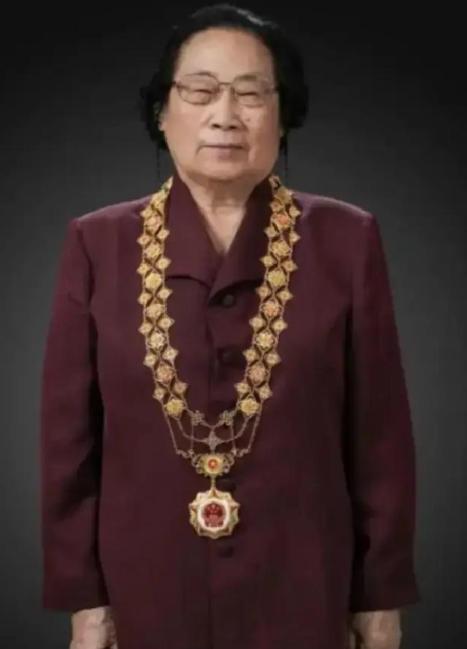 屠呦呦先生终于评上院士了，中国首位诺贝尔医学奖得主，数次落选两院院士，却在202