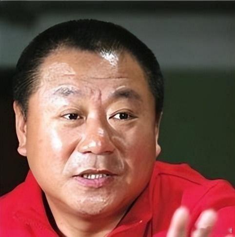 1988年，范伟在母亲的逼促下，和一名护士相亲，谁知，对方不仅不说话，连筷子都不