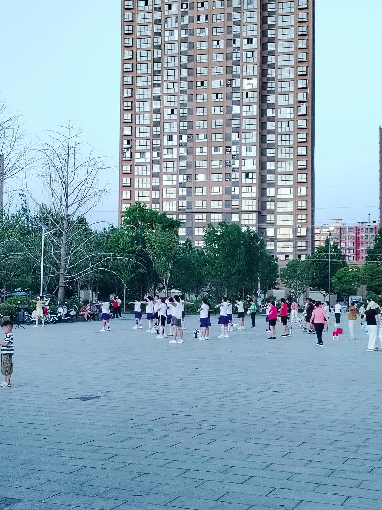 左天吃过晚饭，去公园散步，看到热闹非凡的公园广场，拿起手机，随手拍了几张照片，记