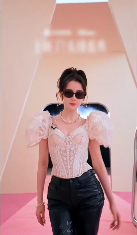 热巴今日直播！像是从光里走出来的✨
热巴身穿 Ulyana Sergeenko 