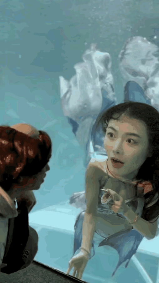 哈哈哈哈，美人鱼瞬间憋不住了[捂脸]