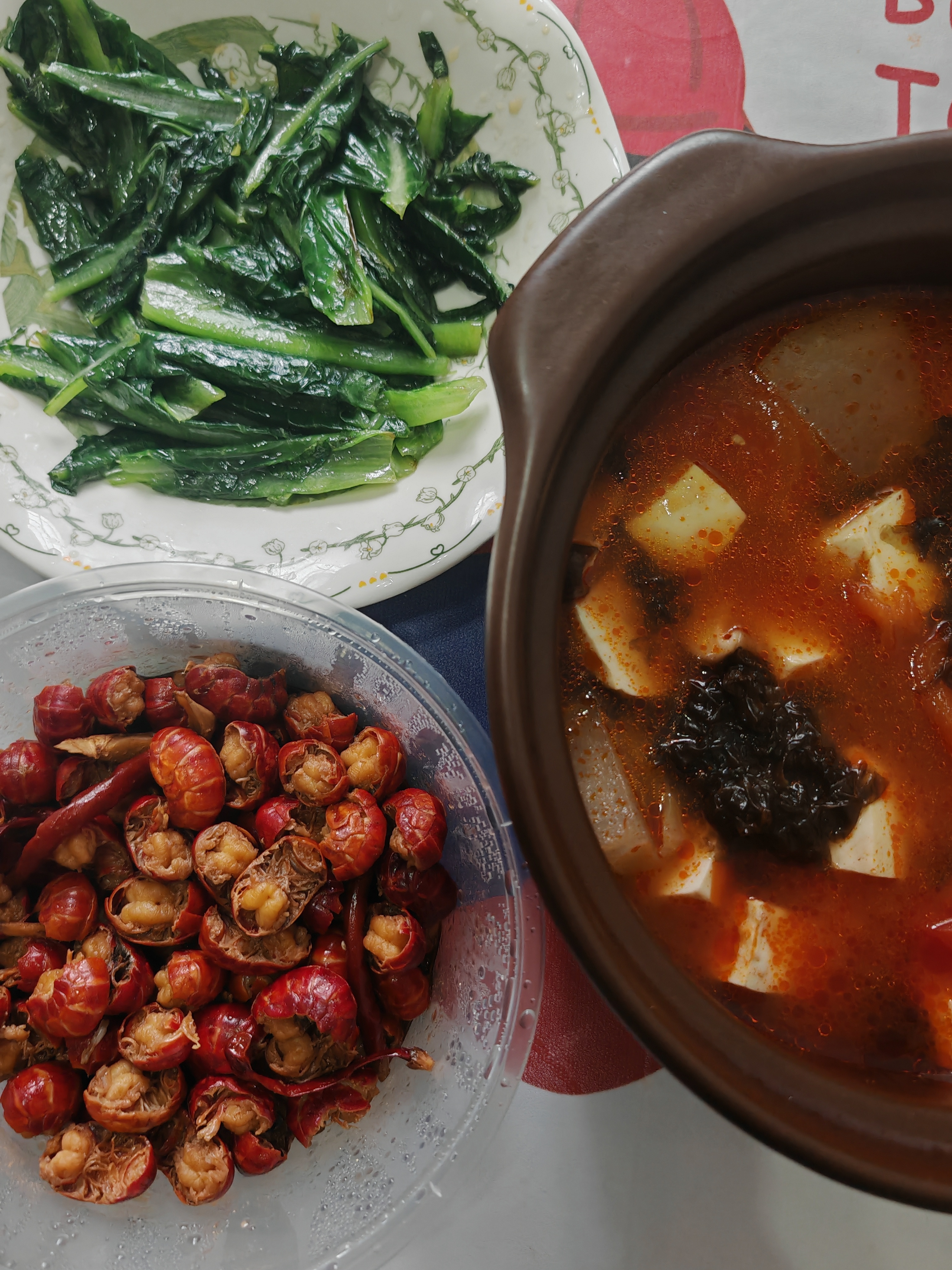 午餐 我发现汤里加榨菜挺好吃的，你们吃啥 