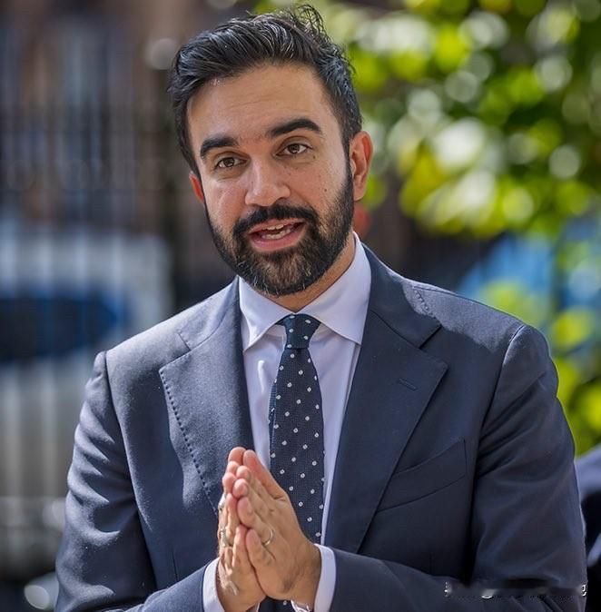 纽约市长马姆达尼缺席了希克斯就任纽约天主教大主教的就职典礼。通常情况下，美国大都