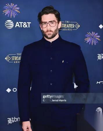 美国博主这波操作，直接戳中很多人爽点

你猜他干了啥？

先跑去天安门看升旗，盯