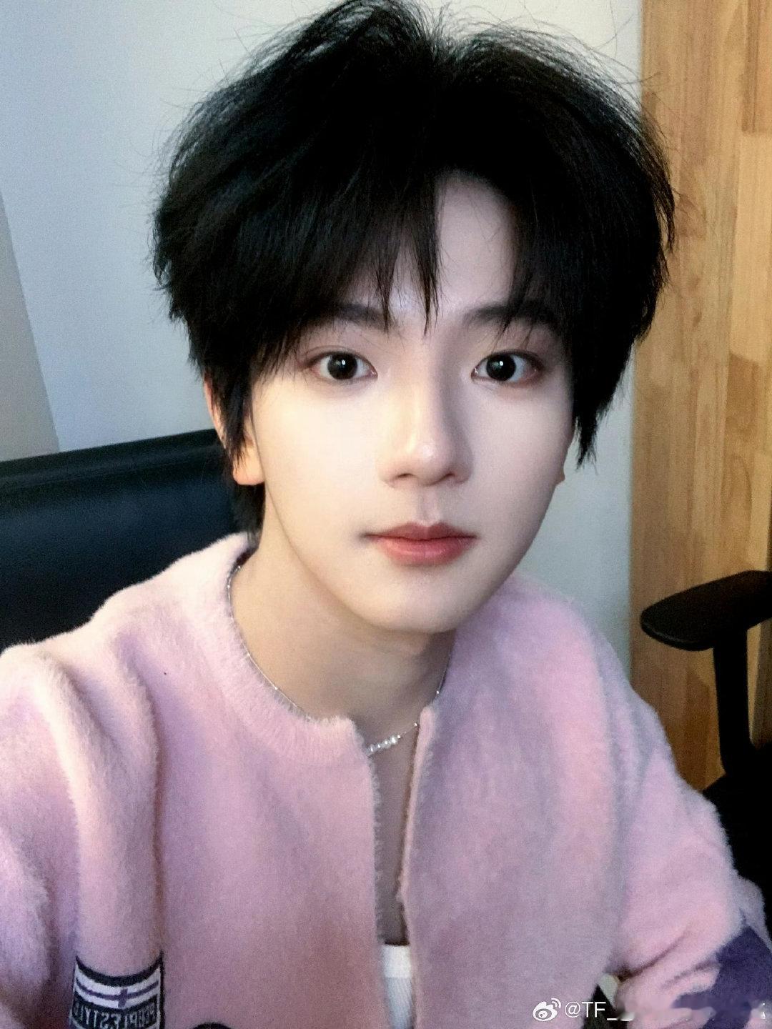 穆祉丞粉毛衣自拍穆祉丞左中右视角自拍 哇！ 穆祉丞左中右视角自拍 