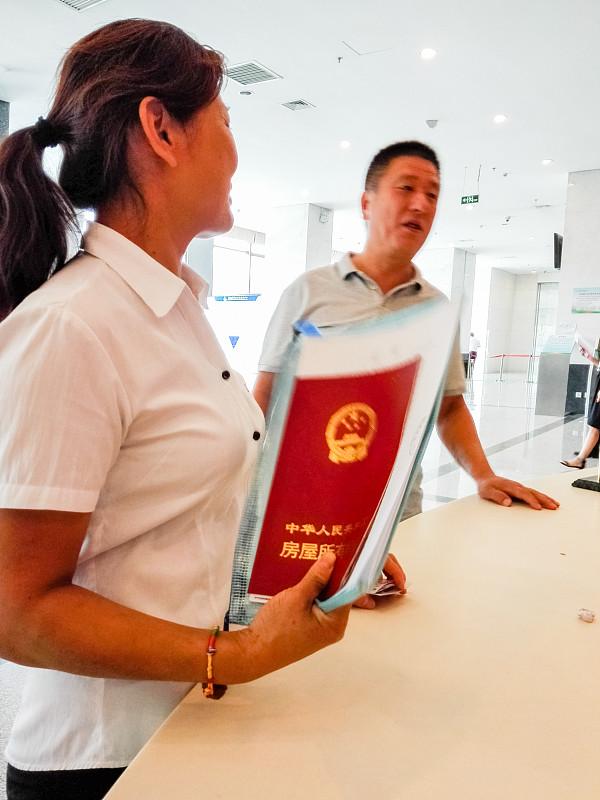这桩事听来实在令人咋舌。亲生母亲为了争夺房产，竟将身心完全正常的女儿强行认定为精