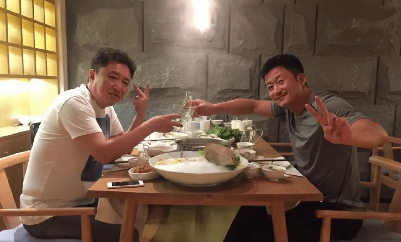 吴京和于谦的同框旧照，两人一起吃饭的画面。

当时的吴京还在拍《战狼2》，留着一