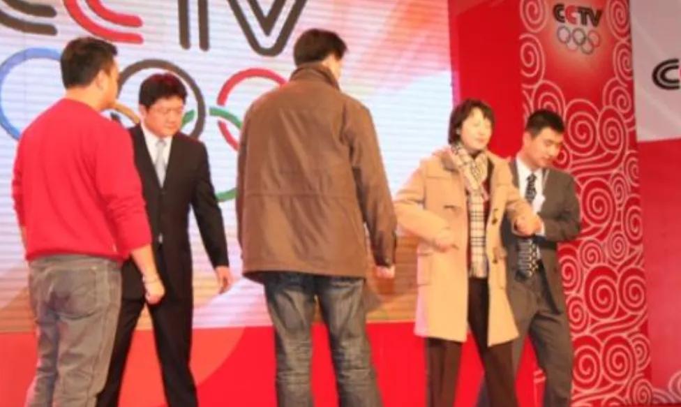 2007年，央视主持人张斌，正在直播奥运新闻发布会。突然，他的妻子冲上台，疯狂地