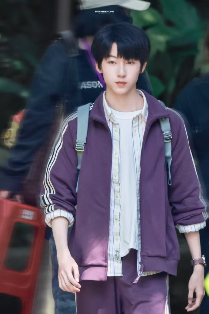 杨博文紫衣白条纹运动男高杨博文香香软软小香芋 杨博文紫衣白条纹运动男高，杨博文香