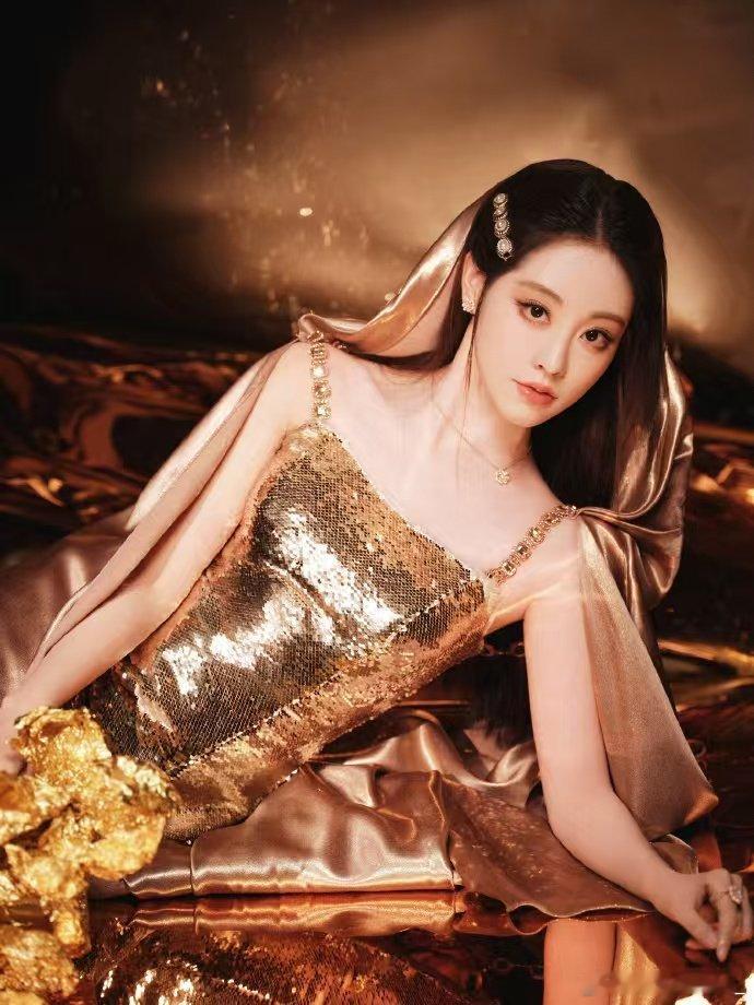 祝绪丹 金枝玉叶具象化祝绪丹盛典金色礼裙封神！身姿挺拔贵气拉满，高清镜头下皮肤透