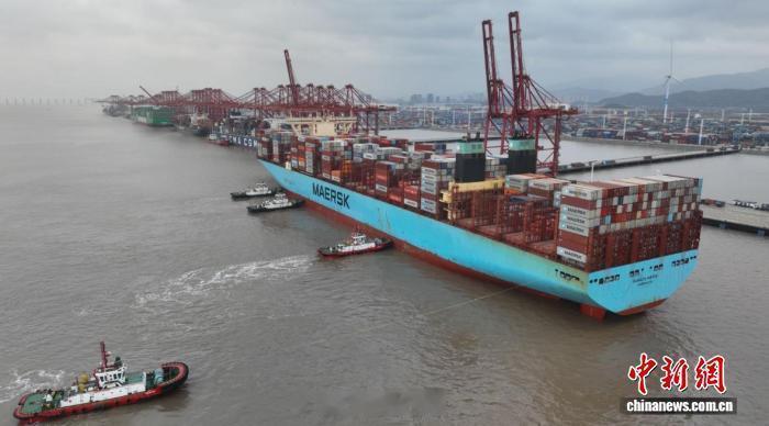 宁波坚守者托举全球第一港硬核实力 2026马年新春，宁波舟山港梅山港区依旧繁忙，