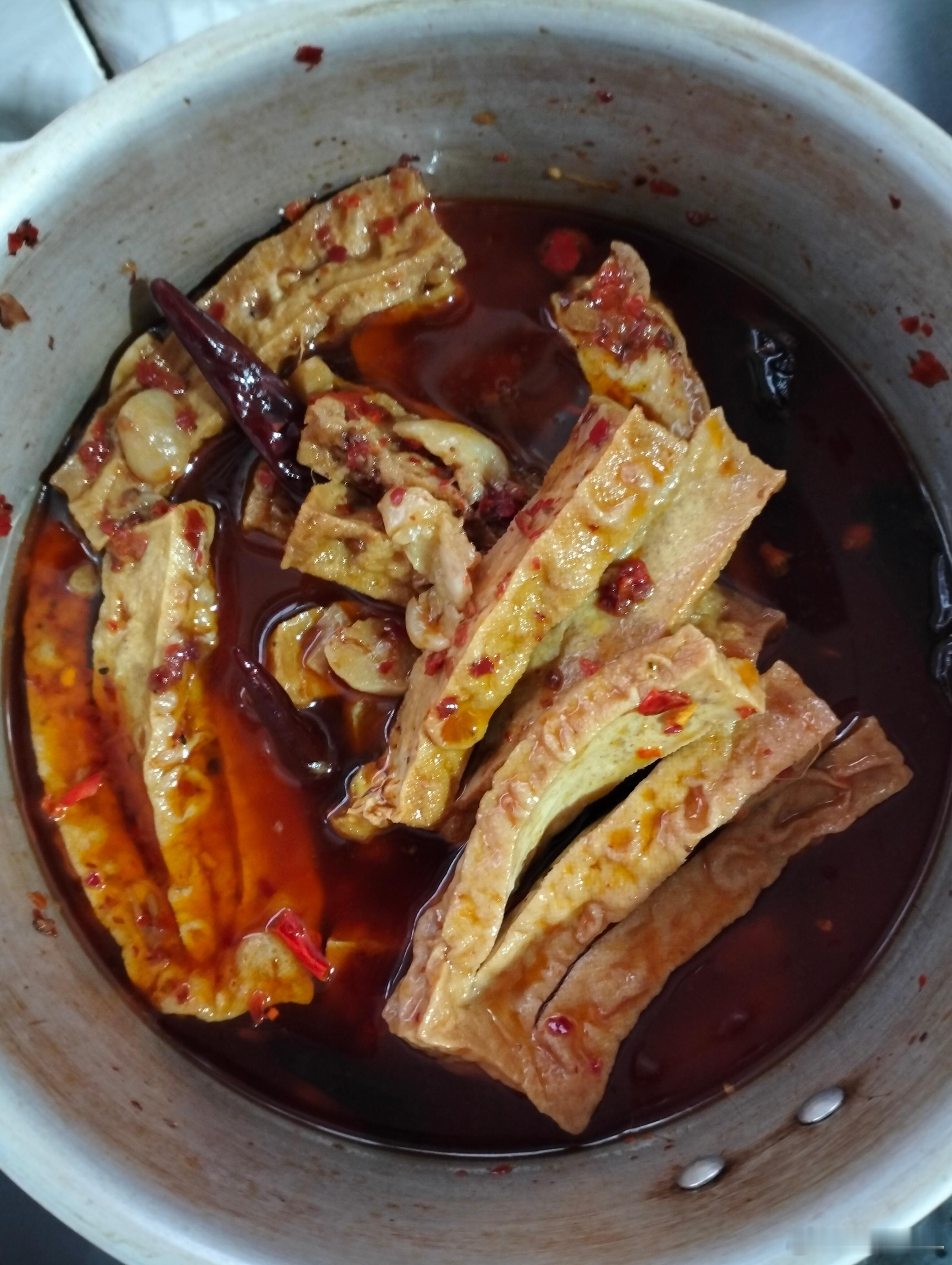 娃明天生地会考，端午也没回娘家，我和搭档窝沙发上闷睡大半天，莫名有种留守老人的闲